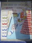 901028 Afbeelding van de geschilderde reclame voor 'Vers brood van Van Eekeren', in een etalage van de Firma Kroon ...